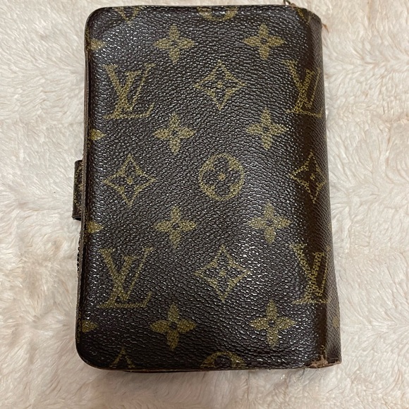 Louis Vuitton Monogram Passport Wallet/Organizer - Picture 2 of 10